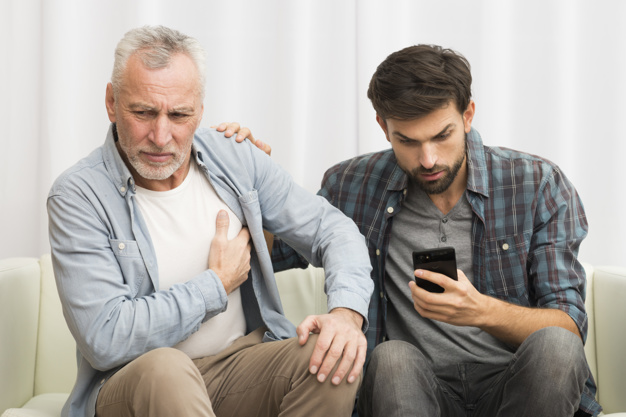 hombre-envejecido-que-tiene-ataque-al-corazon-cerca-chico-joven-usando-telefono-inteligente-sofa_23-2148030200.jpg