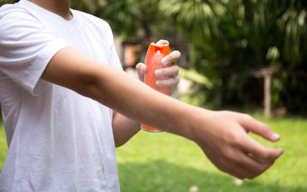 chico-joven-rocia-repelentes-insectos-piel-botella-spray_42667-43.jpg