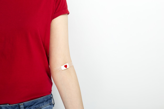 donacion-sangre-chica-joven-camiseta-roja-grabada-mano-parche-corazon-rojo-despues-dar-sangre-sobre-fondo-gris_89386-1287.jpg