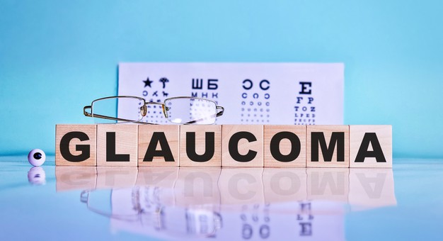 glaucoma-palabra-escrita-cubos-madera-gafas-ojos-fondo-mesa-prueba-ocular_301771-43.jpg